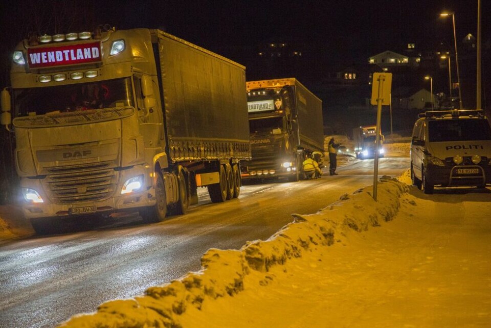 VANSKELIG FØRE. Det er utrolig glatt på veiene og vogntog som ikke har forberedt skotøyet, blir stående fast på glatta. VANSKELIG FØRE. Det er utrolig glatt på veiene og vogntog som ikke har forberedt skotøyet, blir stående fast på glatta. Foto: Bjørn L. Olsen