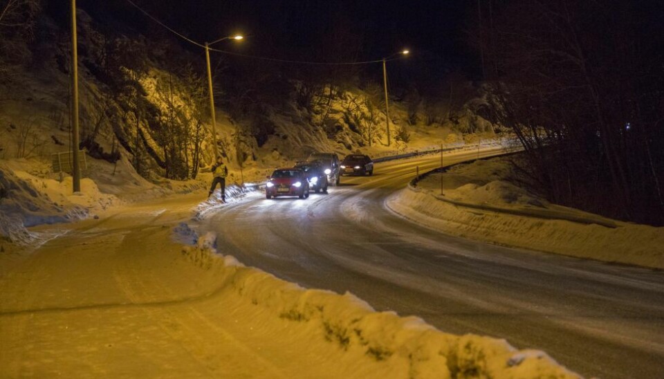 SPERRER VEIEN. Politiet dirigerer trafikken på stedet. SPERRER VEIEN. Politiet dirigerer trafikken på stedet. Foto: Bjørn L. Olsen