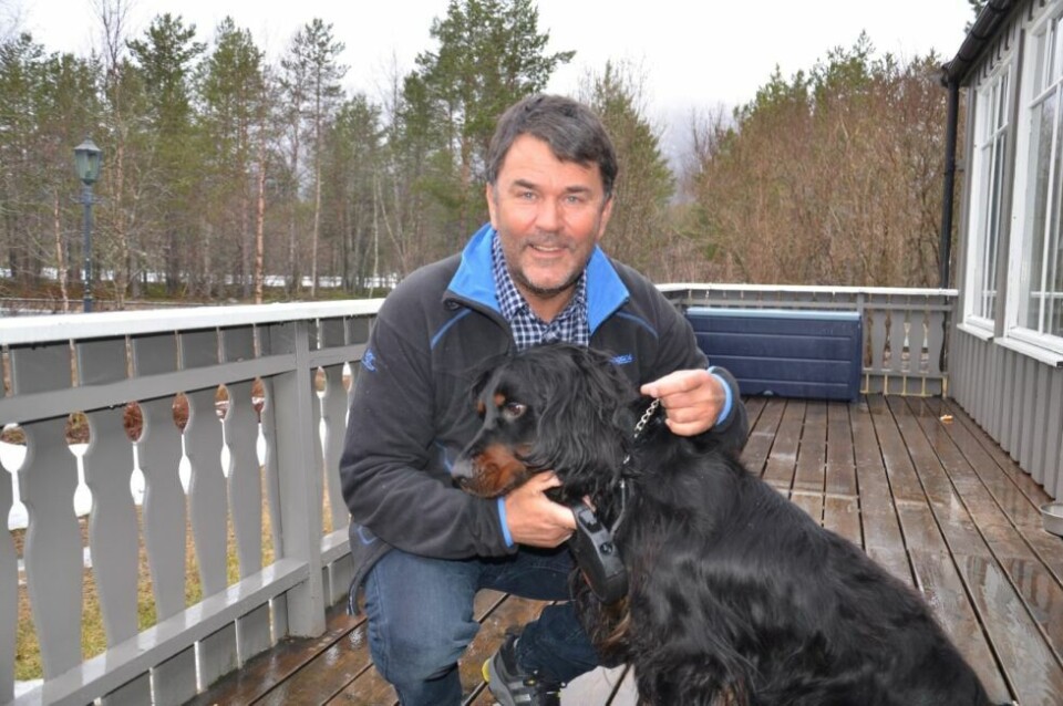 FORNØYD MED NABOEN. Trond Tidemann har i alle sine 23 år på Rognan vært fornøyd med å ha flyplassen som nabo. Bildet er tatt på hans veranda, da han ennå bodde ved flystripa. Arkivfoto: Sverre Breivik FORNØYD MED NABOEN. Trond Tidemann har i alle sine 23 år på Rognan vært fornøyd med å ha flyplassen som nabo. Bildet er tatt på hans veranda, da han ennå bodde ved flystripa. Arkivfoto: Sverre Breivik