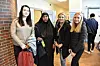 KREATIVE. Fra venstre står Anniken Stokland (17), Malyun Noor (30), Andrea Oseng (17) og Julianne Engheim (17). Disse fire kom opp med idéen om Robot Nurse. Foto: Victoria Finstad