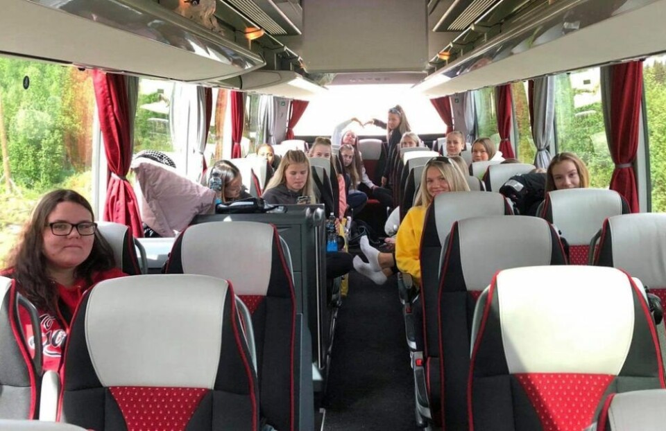 TIL SVERIGE. Jentene på Fauske/Sprint J16 i bussen på vei til Piteå Summer Games. TIL SVERIGE. Jentene på Fauske/Sprint J16 i bussen på vei til Piteå Summer Games. Foto: Adelina Grønnslett