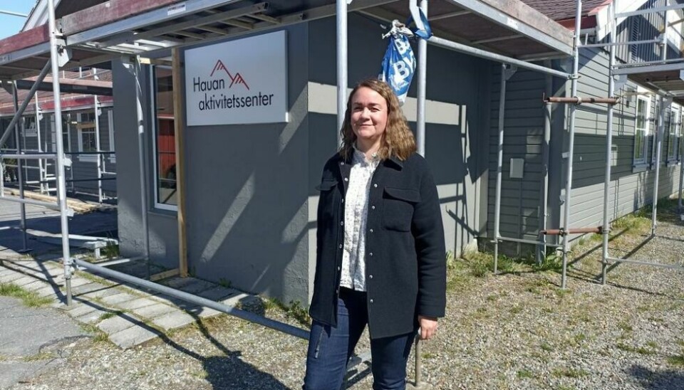 TETTER TAKET. Arbeidet er i gang ved Hauan Aktivitetssenter og Maren Tønder Vasskog stilte opp for å snakke med avisa. TETTER TAKET. Arbeidet er i gang ved Hauan Aktivitetssenter og Maren Tønder Vasskog stilte opp for å snakke med avisa. Foto: Tor Arne Ødegaard Hanssen