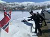 MINDRE SNØ. Ronny Borge og Sulitjelma musikkorps står for kransenedleggelse på kirkegården på 17. mai i år også. I år er det betydelig mindre snø å ta hensyn til. Foto: Espen Johansen