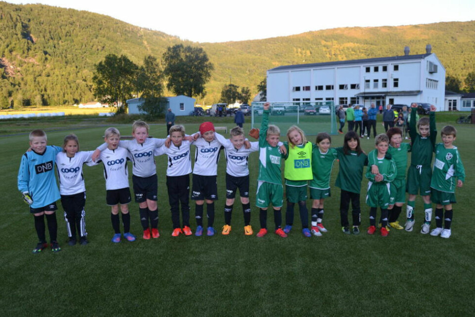 HISTORISKE LAG. Misvær Mix hvite drakter møtte Skjerstad Mix i grønne drakter til åpningskamp av den nye fotballbanen i Misvær torsdag. HISTORISKE LAG. Misvær Mix hvite drakter møtte Skjerstad Mix i grønne drakter til åpningskamp av den nye fotballbanen i Misvær torsdag. Foto: Alle foto: Ole Kristian Andreassen