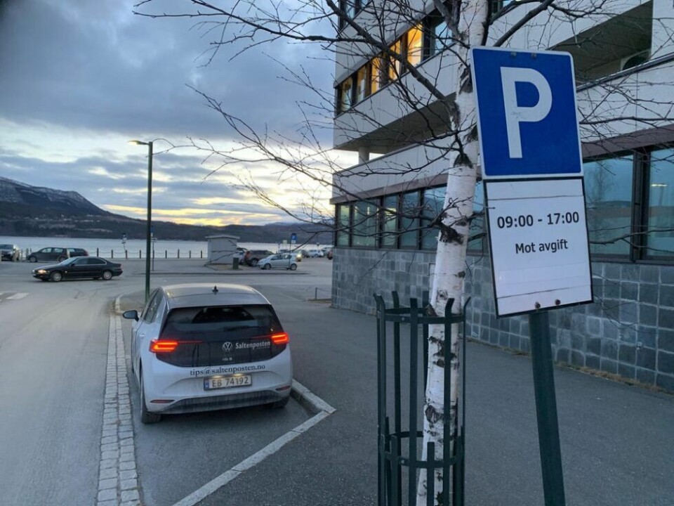 MÅ BETALE. Fra nyttår ble det innført vanlig parkeringsavgift for el-biler i Fauske sentrum. MÅ BETALE. Fra nyttår ble det innført vanlig parkeringsavgift for el-biler i Fauske sentrum. Foto: Frank Øvrewall
