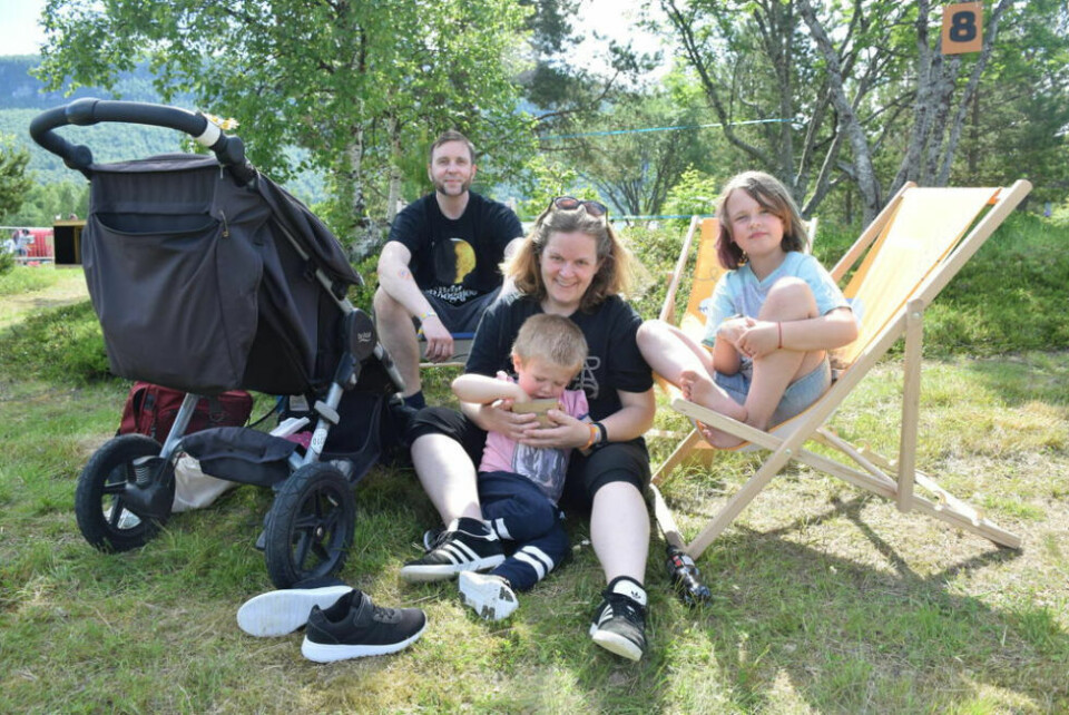 STOR STAS. Denne familien dro fra Lovund til Rognan for å få med seg Sommerblå-festivalen. Fra venstre Steinar Simonsen, Kari Marte Krane med Viktor (4) på fanget, og Klara (7). - Dette er stas, sier Krane. Alle foto: Eva S. WintherI FARTA. Martin Haugen gir Live (2) fart på ziplinen. En populær og barnevennlig aktivitet.KULE JENTER. 9-åringene Karlotte Nyheim Molid (t.v.) og Anna-Linnea Berntsen fra Rognan prøvde seg på skateboard. STOR STAS. Denne familien dro fra Lovund til Rognan for å få med seg Sommerblå-festivalen. Fra venstre Steinar Simonsen, Kari Marte Krane med Viktor (4) på fanget, og Klara (7). - Dette er stas, sier Krane. Alle foto: Eva S. Winther