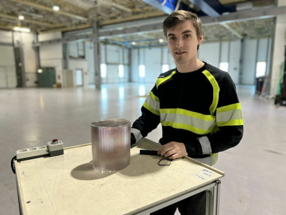 FØRST. Produksjonsleder Erik Lund ble den første ansatte av det som i 2030 kan ende opp med 300 på fabrikken i Sulis. - Jeg hadde rett utdanning og var heldig med timingen, sier Lund som selv er fra og bor i Sulis. FØRST. Produksjonsleder Erik Lund ble den første ansatte av det som i 2030 kan ende opp med 300 på fabrikken i Sulis. - Jeg hadde rett utdanning og var heldig med timingen, sier Lund som selv er fra og bor i Sulis. Foto: Espen Johansen