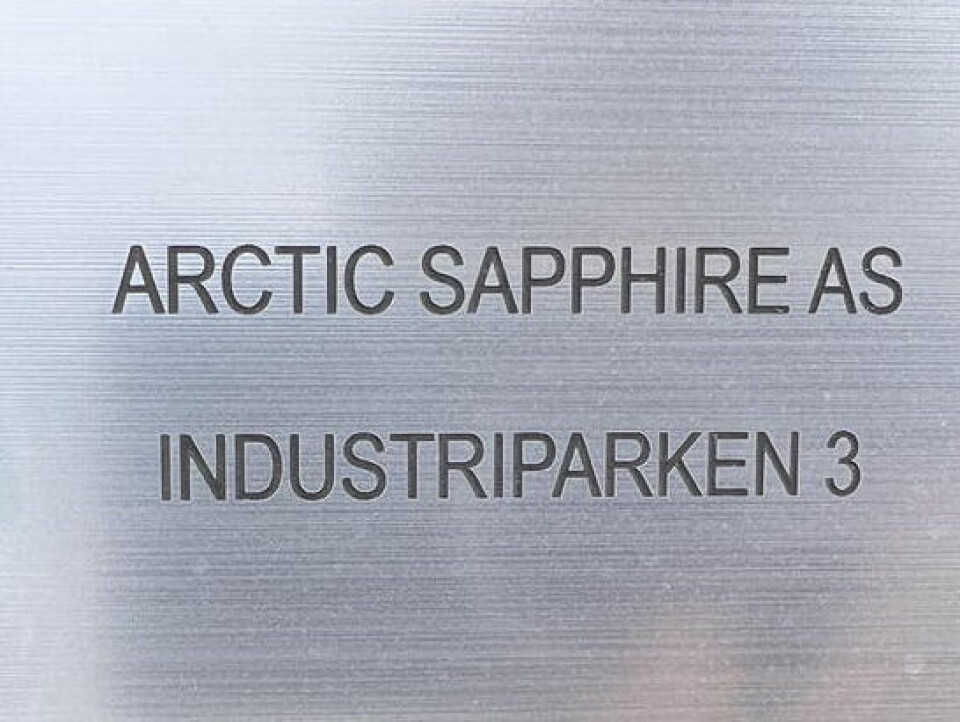 BESKJEDENT. Dette lille skiltet ved inngangsporten forteller hvem som holder til i lokalene. BESKJEDENT. Dette lille skiltet ved inngangsporten forteller hvem som holder til i lokalene. Foto: Espen Johansen