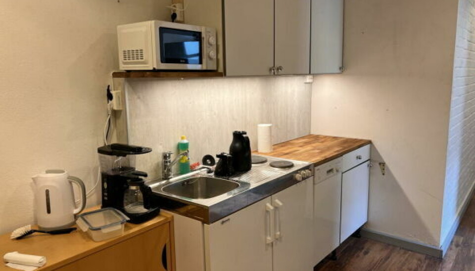 KJØKKEN. Det tre som jobber på fabrikken i Sulis har et lite kjøkken med det mest nødvendige på plass. Gåt ting etter planene de neste årene må det utvides betraktelig. KJØKKEN. Det tre som jobber på fabrikken i Sulis har et lite kjøkken med det mest nødvendige på plass. Gåt ting etter planene de neste årene må det utvides betraktelig. Foto: Espen Johansen