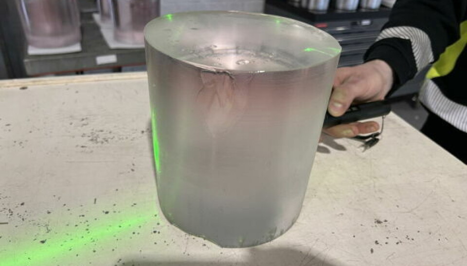 LYS. Det klare safirglasset kan bli framtidens tv- og mobilskjermer. LYS. Det klare safirglasset kan bli framtidens tv- og mobilskjermer. Foto: Espen Johansen