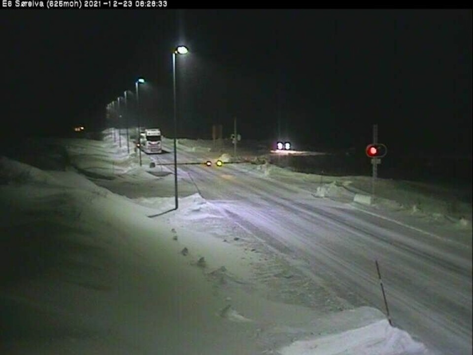 Ved bommen på nordsiden av Saltfjellet står bilene og venter på å kjøre kolonne. Ved bommen på nordsiden av Saltfjellet står bilene og venter på å kjøre kolonne. Foto: Webkamera, Statens vegvesen