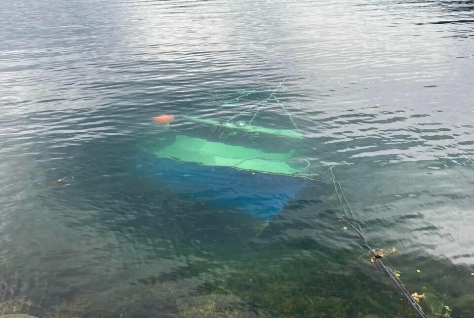 UNDER VANN. Sjarken ligger i fjæra ved Stamnes. UNDER VANN. Sjarken ligger i fjæra ved Stamnes. Foto: Børge Torbergsen