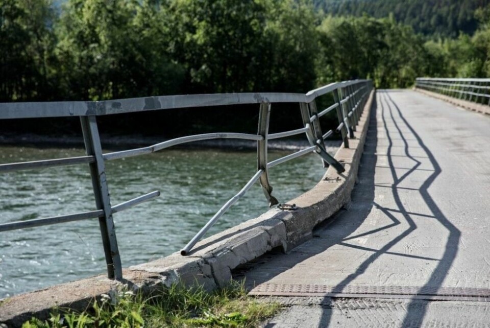 SKADER. Langvad bru i Saltdal har store skader på rekkverket. SKADER. Langvad bru i Saltdal har store skader på rekkverket. Foto: VG