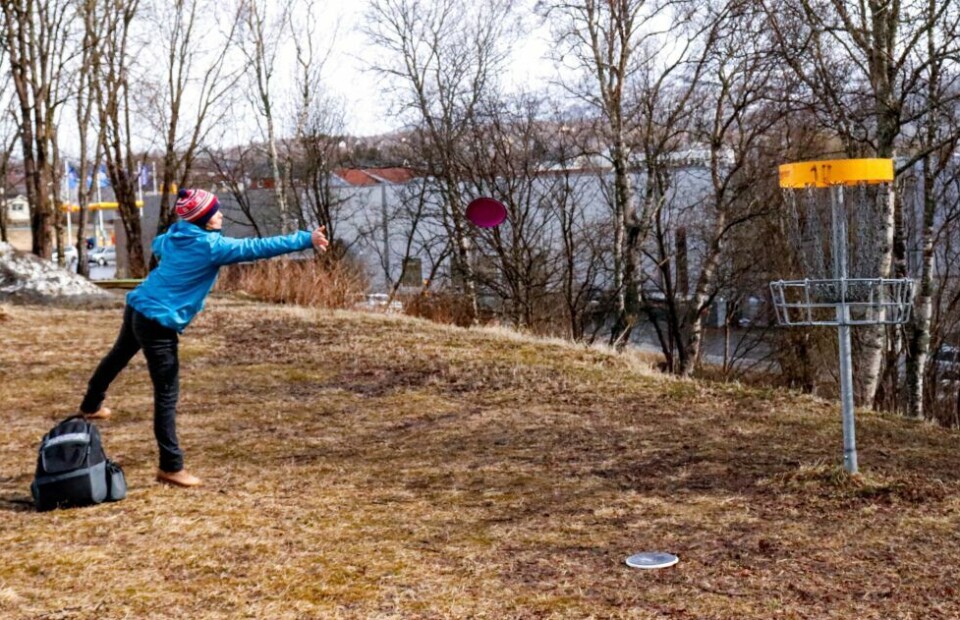 EN FLOTT SPORT. Karina Moen er en av de få damene som er med i Salten Frisbeeklubb, og hun håper at flere blir med. EN FLOTT SPORT. Karina Moen er en av de få damene som er med i Salten Frisbeeklubb, og hun håper at flere blir med. Foto: Anita Sjåvik
