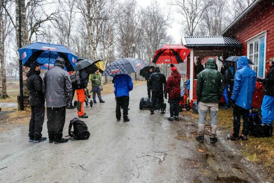 MANGE MED. Til tross for et skikkelig grisevær på åpningsdagen, var det mange som hadde tatt turen til bygdetunet på Fauske for å spille. MANGE MED. Til tross for et skikkelig grisevær på åpningsdagen, var det mange som hadde tatt turen til bygdetunet på Fauske for å spille. Foto: Anita Sjåvik
