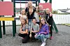 OVERRASKELSE! Dagen før konserten dukket Thea opp på jentene sin siste øving. Bak fra venstre Mina Harsvik, Thea Kulseng, Maia Timonen Sjø, Pernille Oline Amundsen og Sofie Timonen Sjø. Foran fra venstre Martine Karlsen, Sara Bogucki og Silje Heffermehl. Alle foto: Espen Johansen