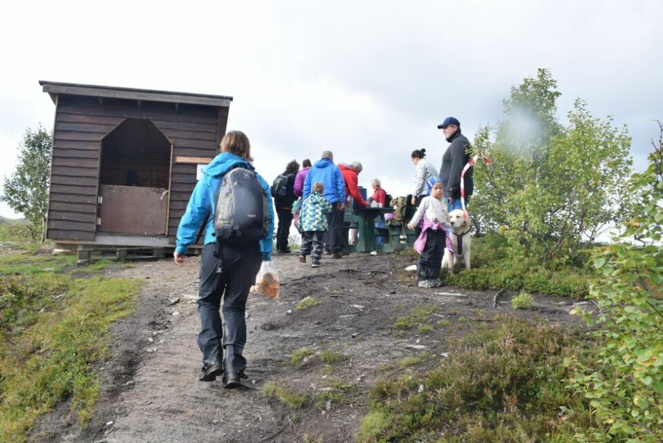 SKINTE OPP. Turværet ble ikke så aller verst på 3-toppturen som gikk til Helskaret, Storsteinfjellet og Storvagghaugen. Dog er arrangøren skuffet over oppmøtet. SKINTE OPP. Turværet ble ikke så aller verst på 3-toppturen som gikk til Helskaret, Storsteinfjellet og Storvagghaugen. Dog er arrangøren skuffet over oppmøtet. Foto: Sylvia Bredal