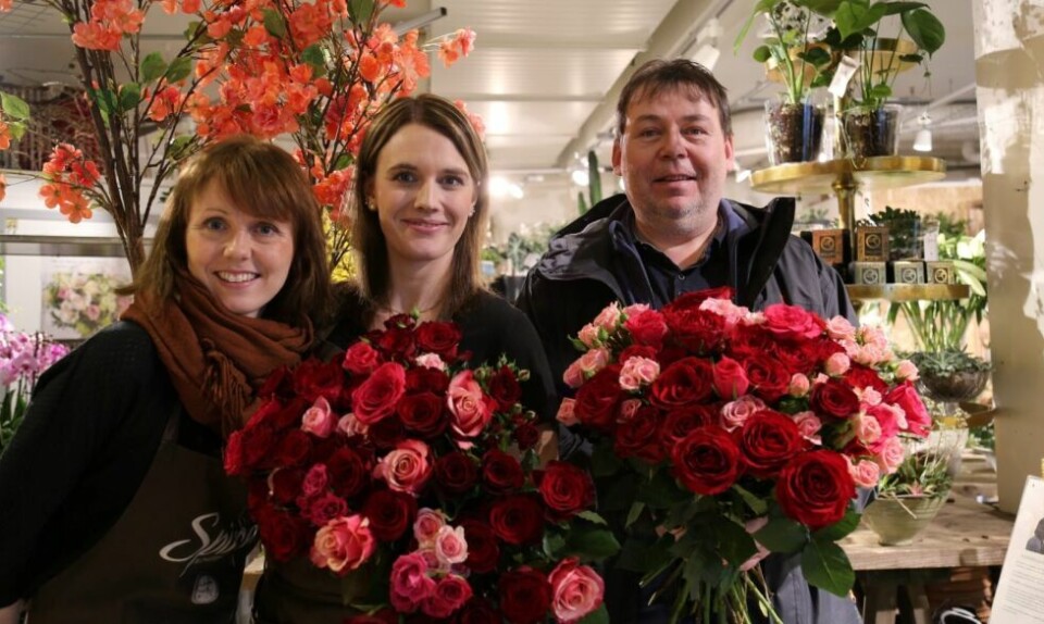 SAMARBEID. Karina Haugberg (t.v.) og Kristine Sjø fra Spire blomsterbutikk skal sammen med Bjørn Skoglund fra Fauske kino skape blest om storfilmen Skjønnheten og Udyret som har verdenspremiere fredag 17. mars. SAMARBEID. Karina Haugberg (t.v.) og Kristine Sjø fra Spire blomsterbutikk skal sammen med Bjørn Skoglund fra Fauske kino skape blest om storfilmen Skjønnheten og Udyret som har verdenspremiere fredag 17. mars. Foto: Bjørn L. Olsen