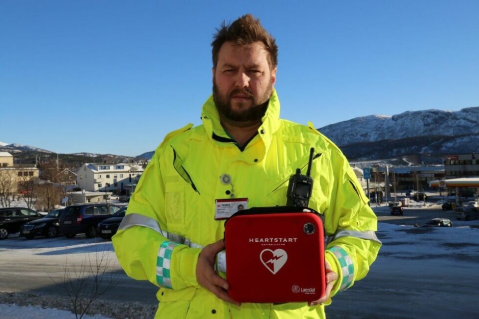 REGISTRER NÅ. Legevaktsjef Gregory Hautois i Fauske kommune vil nå oppfordre alle som har hjertestartere om å registrere dem hos nettsiden 113.no. REGISTRER NÅ. Legevaktsjef Gregory Hautois i Fauske kommune vil nå oppfordre alle som har hjertestartere om å registrere dem hos nettsiden 113.no. Foto: Bjørn L. Olsen