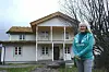 FULGTE DRØMMEN. Tove Fagerhøi (60) forlot huset sørpå til fordel for to gamle nordlandshus i Breivik, som hun pusser opp fra grunnen av. Huset i bakgrunnen tilhørte hennes mormor og morfar. Det var her jeg hadde mine barndoms somre, sier den nå pensjonerte flyveren i Widerøe. Alle foto: Maria Trondsen
