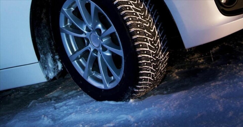 SNART VINTER. Nå gjelder det å følge med på om føret er for dårlig for sommerdekk. SNART VINTER. Nå gjelder det å følge med på om føret er for dårlig for sommerdekk.