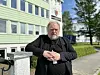 GIR SEG. Ketil Hugaas (66) takker for seg som kultursjef i Fauske kommune til høsten og flytter sørover til resten av familien sin. - Nå står vi akkurat der det ble tatt bilde av meg da jeg begynte i jobben for åtte år siden, kommenterte han da bildet ble tatt. Foto: Espen Johansen