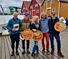 BEST PÅ FJORDEN. I tillegg til nye vabler og træler i hendene kunne flotte vandrepokaler hentes med hjem. Fra venstre: Ole-Bendik Bendigtsen, Stian Bentsen (2spann herreklassen), Grete Olsen og Kai Linde, (mix klassen og beste tid av alle), Robert Nicolaisen (”Lonsome cowboy” klassen) Foto: Tove Anita Olsen