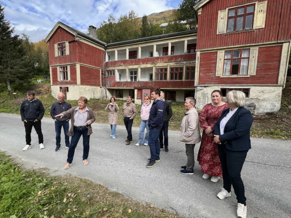PROSJEKT. Deltakerne på seminaret fikk se på flere bygninger i Sulis. Her er de foran det gamle gjestgiveriet, som nå renoveringen av er satt i gang. Wenche Spjelkavik (nummer tre fra venstre) delte villig av sin stroe kunnskap om bygninger og byggeskikker i Sulis. PROSJEKT. Deltakerne på seminaret fikk se på flere bygninger i Sulis. Her er de foran det gamle gjestgiveriet, som nå renoveringen av er satt i gang. Wenche Spjelkavik (nummer tre fra venstre) delte villig av sin stroe kunnskap om bygninger og byggeskikker i Sulis. Foto: Espen Johansen