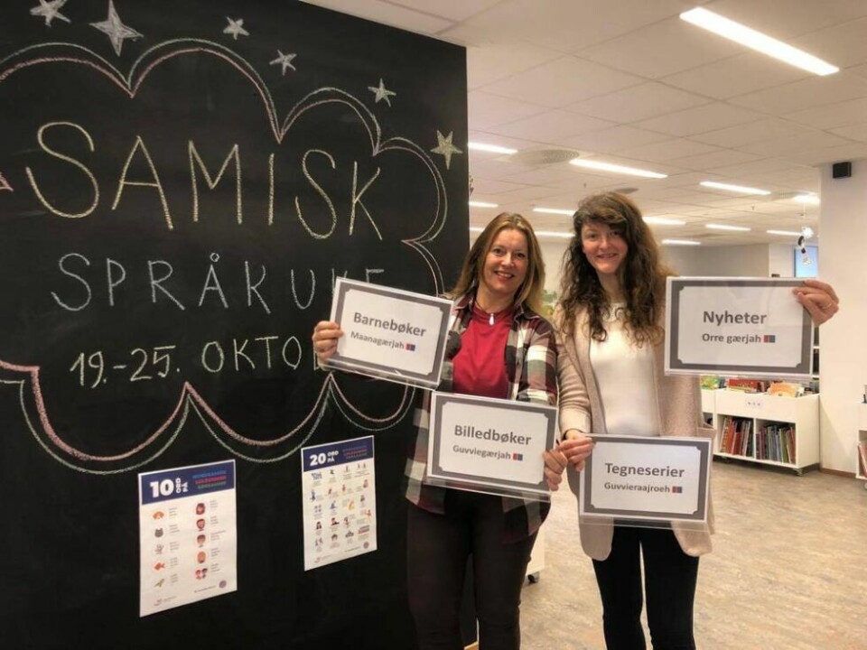 NYE SKILT. Sølvi Riise hos Nordland fylkesbibliotek og Simona Belosova, bibliotekar ved Rana bibliotek med samiske skilt som er kommet opp på mange bibliotek. NYE SKILT. Sølvi Riise hos Nordland fylkesbibliotek og Simona Belosova, bibliotekar ved Rana bibliotek med samiske skilt som er kommet opp på mange bibliotek.