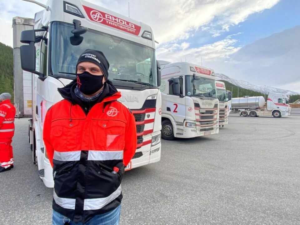 LEDER AN. Ricky Strømberg er sjåføren på det første vogntoget som leder an de andre to. Han tror at det i ikka alt for fjern framtid er fullt mulig med automatiserte vogntog også på norske veier. LEDER AN. Ricky Strømberg er sjåføren på det første vogntoget som leder an de andre to. Han tror at det i ikka alt for fjern framtid er fullt mulig med automatiserte vogntog også på norske veier. Foto: Helge Simonsen