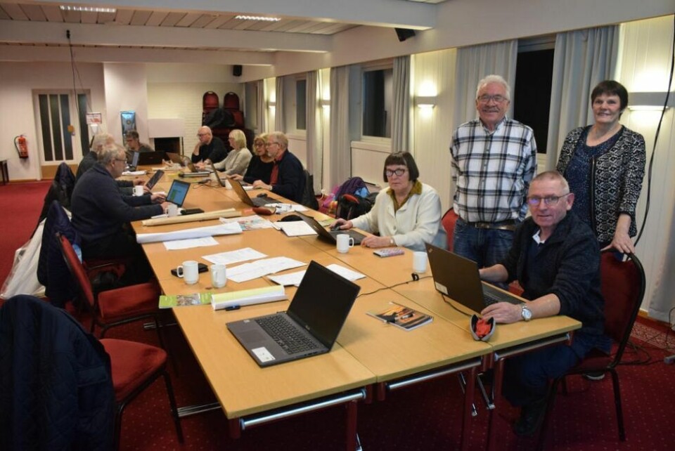 REGISTRERER NAVN. Sørfold lokalhistorielag har startet arbeidet med et større stedsnavnprosjekt i kommunen. Her er både medlemmer og andre engasjerte samlet for å registrerer navn. Til høyre i bildet ser vi Grete Evjen Kristiansen, Ole Henrik Fagerbakk, Gunhild Eide og Torfinn Zakariassen (sittende). Begge foto: Eva S. WintherFRA ”ARKIVET”. Denne gamle særoppgaven om stedsnavn på Straumen kom endelig til nytte. REGISTRERER NAVN. Sørfold lokalhistorielag har startet arbeidet med et større stedsnavnprosjekt i kommunen. Her er både medlemmer og andre engasjerte samlet for å registrerer navn. Til høyre i bildet ser vi Grete Evjen Kristiansen, Ole Henrik Fagerbakk, Gunhild Eide og Torfinn Zakariassen (sittende). Begge foto: Eva S. Winther