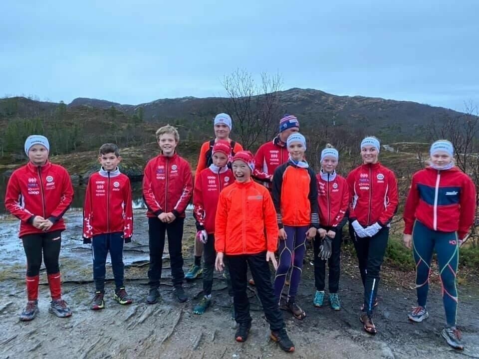 KLARE. Det er mange som er med i Fauske IL Langrenn, men det er plass til flere. Inntil snøen kommer, er det barmarkstrening ute som gjelder for de unge talentene. KLARE. Det er mange som er med i Fauske IL Langrenn, men det er plass til flere. Inntil snøen kommer, er det barmarkstrening ute som gjelder for de unge talentene. Foto: Fauske IL