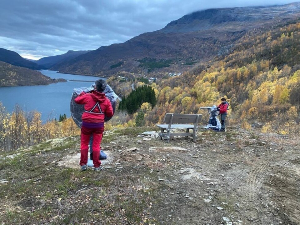 MANGE ARBEIDSTIMER. Tina Krokstrand og Anne May Olsen er to av de som har båret og montert slik at Sulis skal få ei aktivitetsløype. MANGE ARBEIDSTIMER. Tina Krokstrand og Anne May Olsen er to av de som har båret og montert slik at Sulis skal få ei aktivitetsløype. Foto: Linn Normann Godtfredsen