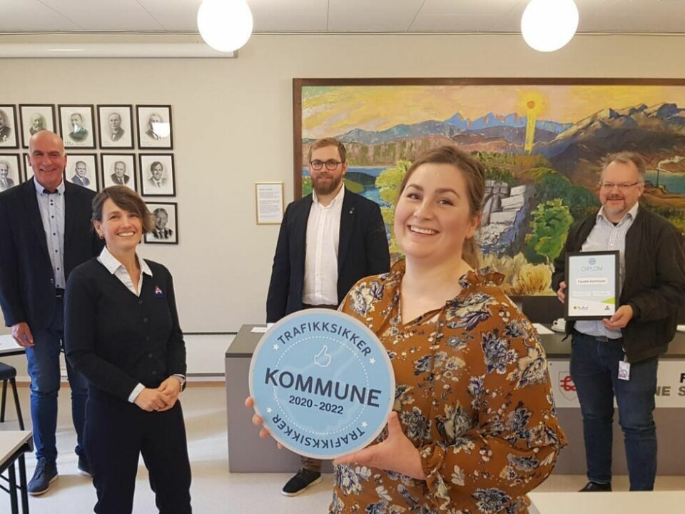 FIKK KVALITETSSTEMPEL. Fauske kommune er nå en av 19 kommuner i Nordland som har fått merkelappen 'Trafikksikker kommune'. Foran står Marlen Rendall Berg, ordfører i Fauske, og bak er fra venstre Harald Heieraas og Kari Vassbotn fra Trygg Trafikk, Bent-Joacim Bentzen, fylkesråd for transport og infrastruktur, og Geir Mikkelsen, rådmann i Fauske. FIKK KVALITETSSTEMPEL. Fauske kommune er nå en av 19 kommuner i Nordland som har fått merkelappen 'Trafikksikker kommune'. Foran står Marlen Rendall Berg, ordfører i Fauske, og bak er fra venstre Harald Heieraas og Kari Vassbotn fra Trygg Trafikk, Bent-Joacim Bentzen, fylkesråd for transport og infrastruktur, og Geir Mikkelsen, rådmann i Fauske. Foto: Nordland fylkeskommune