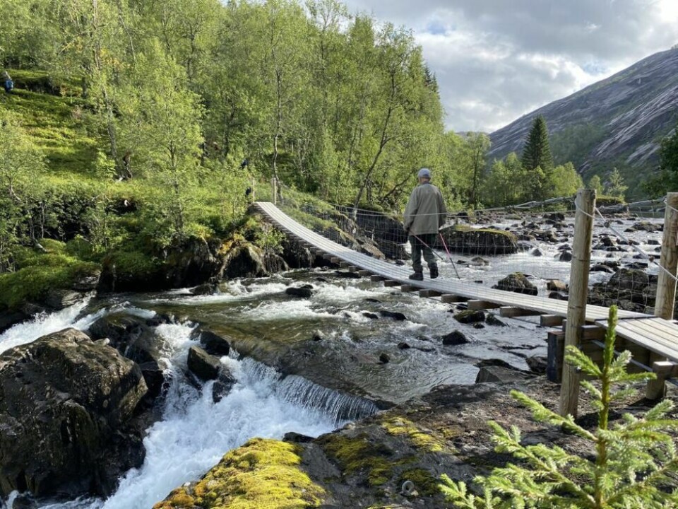 FLOTT OMRÅDE. Ordførerens tur i Sørfold ble en idyllisk rundtur i Sørfjorddalen. Her går turdeltaker Arthur Arntzen over hengebrua over Sørfjordelva. Alle foto: Eva S. WintherPASSER FOR ALLE. Ved Sørfjordvatnet ble det servert suppe, rundstykker og bålkaffe. Turen er lett tilgjengelig for de fleste, og man kan velge bilvei begge veier.FRAFLYTTET. Øverst i Sørfjorddalen ligger dette gamle huset omkranset av store lerketrær.LETT Å GÅ. Gisle Hansen (t.v.) hadde valgt et turmål som var lett tilgjengelig. FLOTT OMRÅDE. Ordførerens tur i Sørfold ble en idyllisk rundtur i Sørfjorddalen. Her går turdeltaker Arthur Arntzen over hengebrua over Sørfjordelva. Alle foto: Eva S. Winther