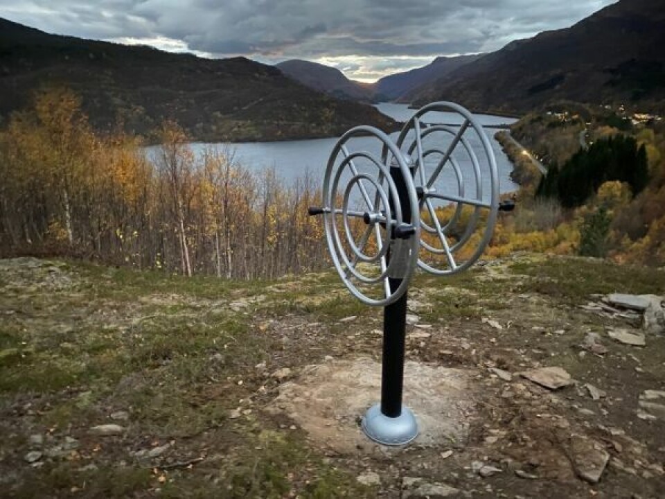 TRENE I DET FRI. Blant annet har Sulitjelma fått tildelt penger fra Statskog for å få på plass treningsapparater langs en populær tursti. Denne her trener mobilitet i skuldre og nakke. TRENE I DET FRI. Blant annet har Sulitjelma fått tildelt penger fra Statskog for å få på plass treningsapparater langs en populær tursti. Denne her trener mobilitet i skuldre og nakke. Foto: Linn Normann Godtfredsen
