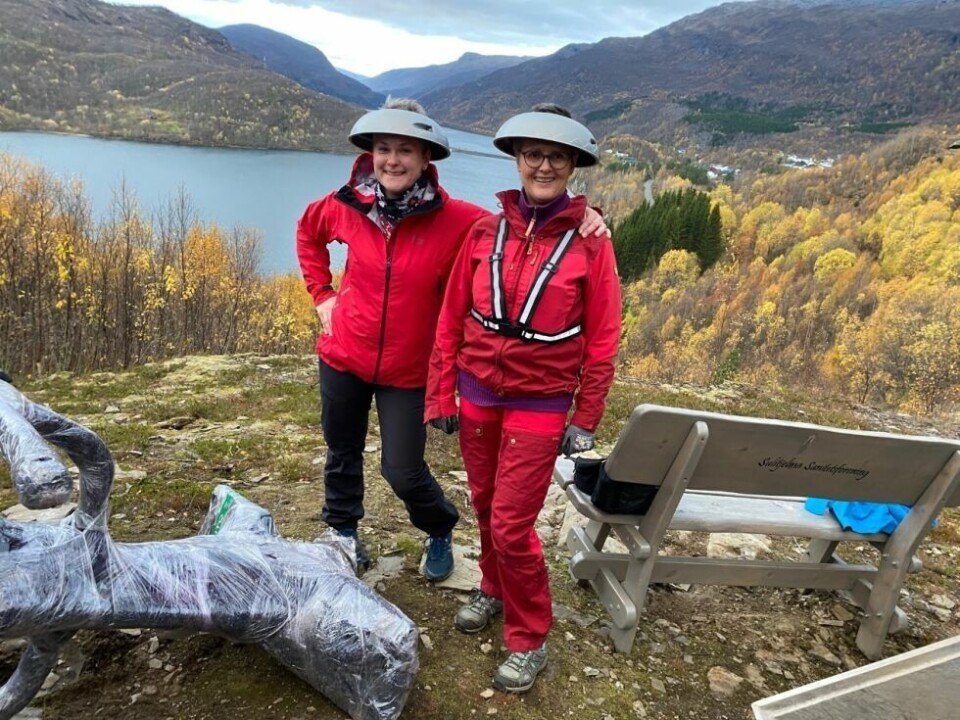 VIKTIG Å HA DET GØY. Nina Normann Godtfredsen (t.v.) og Tina Krokstrand hadde det morsomt mens de jobbet dugnad for å montere de nye treningsapparatene langs turstien. VIKTIG Å HA DET GØY. Nina Normann Godtfredsen (t.v.) og Tina Krokstrand hadde det morsomt mens de jobbet dugnad for å montere de nye treningsapparatene langs turstien. Foto: Linn Normann Godtfredsen