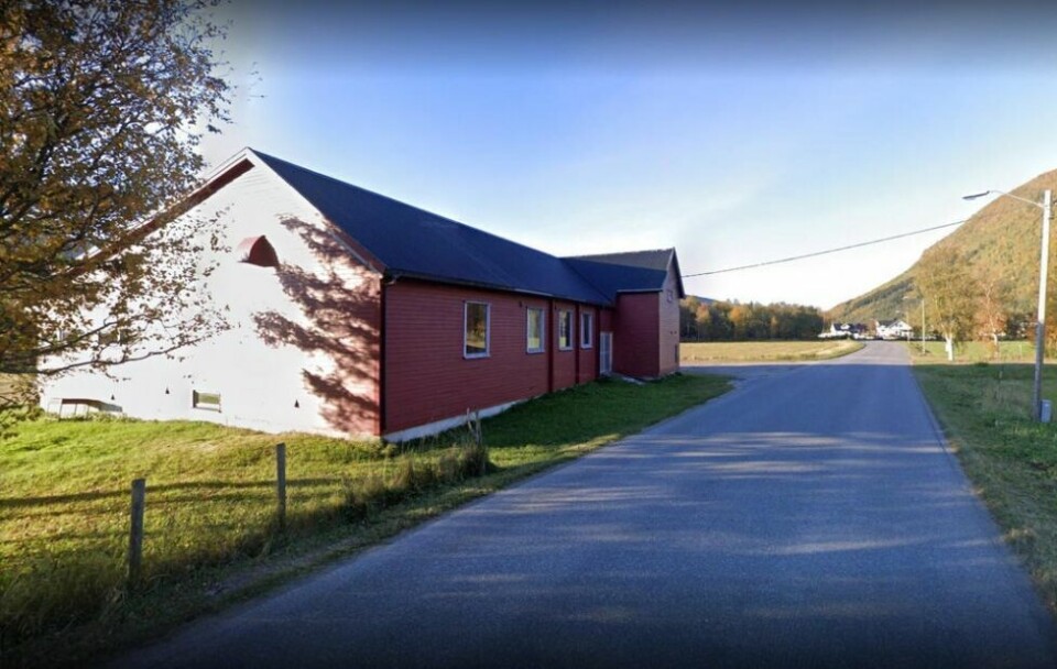 KJØRTE MOPED INNE. Her på grendehuset på Sundby i Saltdal gikk det for seg i forrige uke. KJØRTE MOPED INNE. Her på grendehuset på Sundby i Saltdal gikk det for seg i forrige uke. Foto: Google street view