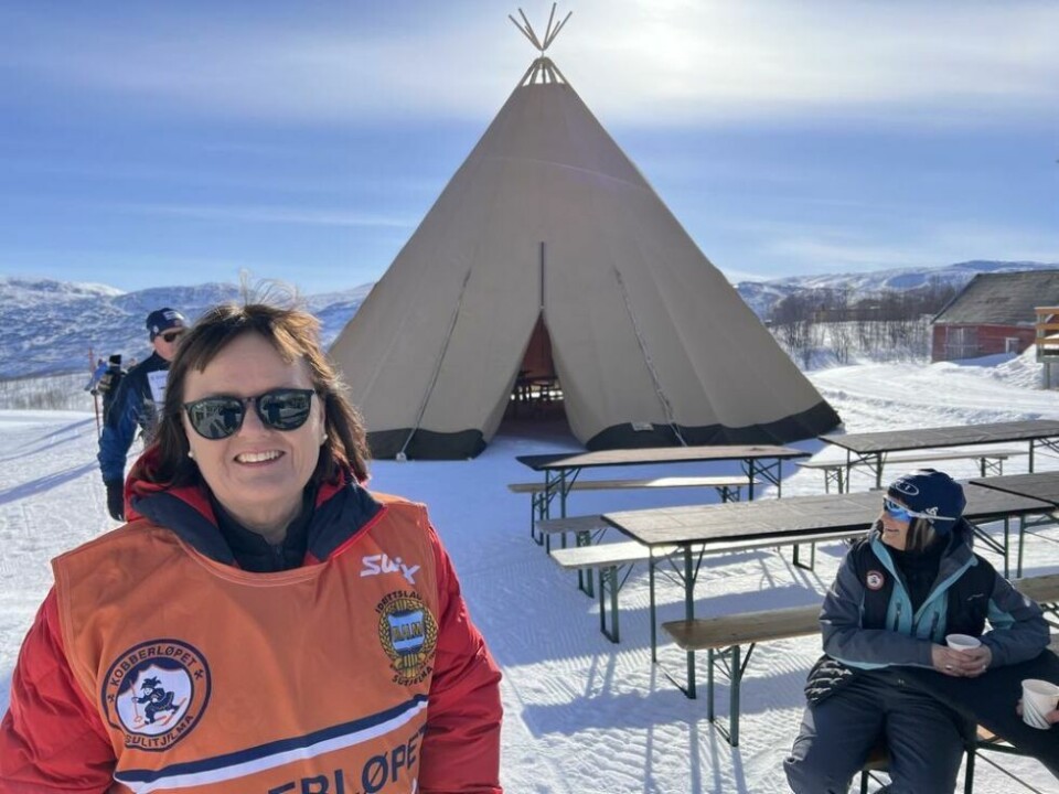 NY LAVVO. Kobberløpet innviet den nye lavvoen tidligere i år, under nettopp Kobbeløpet. Under Arctic Race-etappen på tirsdag skal den både huse mineralseminar på dagtid og være vertskap for pubkveld etter rittet. - Vi gleder oss veldig, sier Mona Mosti om at ARN-sirkuset kommer til Sulis. NY LAVVO. Kobberløpet innviet den nye lavvoen tidligere i år, under nettopp Kobbeløpet. Under Arctic Race-etappen på tirsdag skal den både huse mineralseminar på dagtid og være vertskap for pubkveld etter rittet. - Vi gleder oss veldig, sier Mona Mosti om at ARN-sirkuset kommer til Sulis. Foto: Espen Johansen