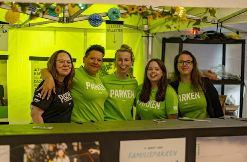 DELER UT. Maylen Fredheim Jensen, Siv Nina Nilsen, Turid-Eline Nordal Kviseth, Ellen Willumsen & Mailen Dahl er klare for å hjelpe folk i Indre Salten med å bytte parkenbillettene i bånd. DELER UT. Maylen Fredheim Jensen, Siv Nina Nilsen, Turid-Eline Nordal Kviseth, Ellen Willumsen & Mailen Dahl er klare for å hjelpe folk i Indre Salten med å bytte parkenbillettene i bånd. Foto: Steven Lopez