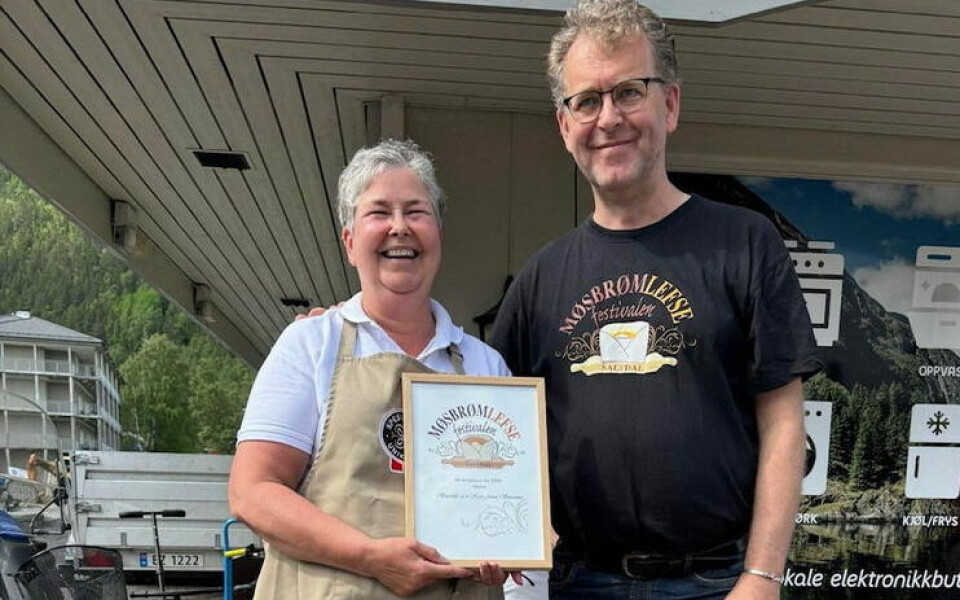 PRIS. Kari Anne Steinåmo fra Beiarlefs ble hedret under møsbrømlefsefestivalen og mottok prisen som årets profil fra lefsegeneral og Sverre Breivik. PRIS. Kari Anne Steinåmo fra Beiarlefs ble hedret under møsbrømlefsefestivalen og mottok prisen som årets profil fra lefsegeneral og Sverre Breivik. Foto: Odin Bye