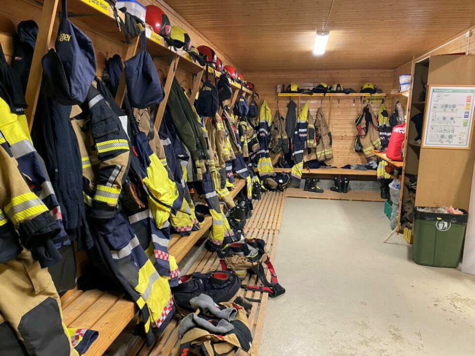 IKKE INNAFOR. Garderobeforholdene ved brannstasjonen på Straumen er ikke i tråd med reglene. Det er én felles garderobe, og de har ikke tilgang på dusj. IKKE INNAFOR. Garderobeforholdene ved brannstasjonen på Straumen er ikke i tråd med reglene. Det er én felles garderobe, og de har ikke tilgang på dusj. Foto: Eva S. Winther