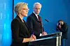 MÅTTE KASTE KORTENE. Statsminister Jonas Gahr Støre (Ap) og helse- og omsorgsminister Ingvild Kjerkol (Ap) under pressekonferansen på statsministerens kontor. Foto: Cornelius Poppe / NTB