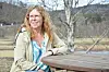 MED PÅ MYE. Britt Karolin Døving er opprinnelig fra Valldal på Sunnmøre, men kom til Straumen for snart 31 år siden og er engasjert i mye. - Her trives jeg kjempegodt. Jeg er så glad i den nordnorske sommeren og vinteren, sier hun. Foto: Eva S. Winther