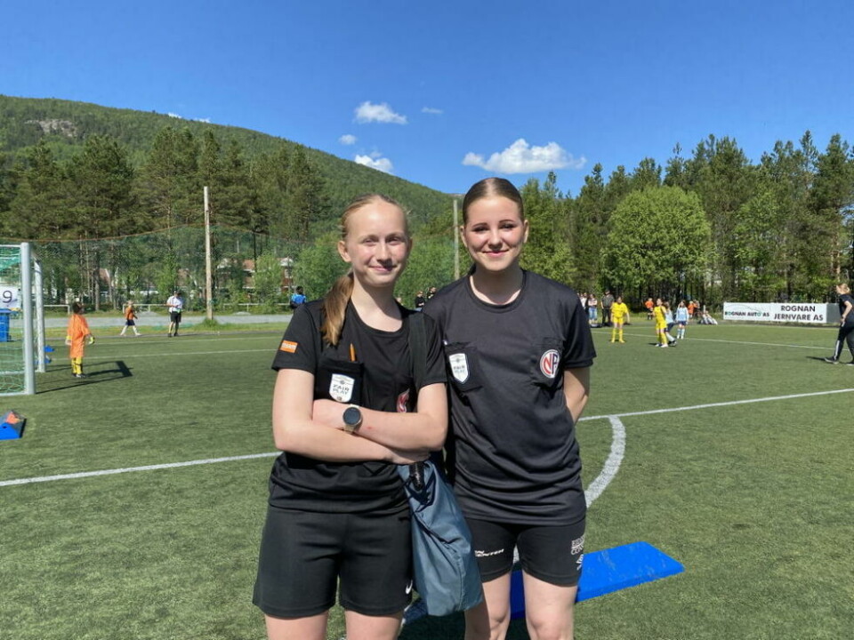 DØMMER. Annie Alexandersen og Emma Hansen Willumstad fra Fauske/Sprint er med som dommere i turneringen. DØMMER. Annie Alexandersen og Emma Hansen Willumstad fra Fauske/Sprint er med som dommere i turneringen. Foto: Jan Erling Håkonsen
