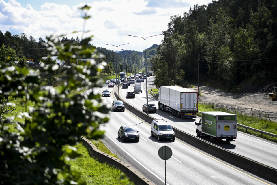 Kjappe feltskifter og brå oppbremsinger forplanter seg bakover og skaper kø og forsinkelser, og øker samtidig risikoen for alvorlige ulykker. Kjør mykt, oppfordrer Guro Ranes i Statens vegvesen. Bildet viser tett trafikk på E6 ved Abildsø i Oslo. Kjappe feltskifter og brå oppbremsinger forplanter seg bakover og skaper kø og forsinkelser, og øker samtidig risikoen for alvorlige ulykker. Kjør mykt, oppfordrer Guro Ranes i Statens vegvesen. Bildet viser tett trafikk på E6 ved Abildsø i Oslo. Foto: Statens vegvesen / Bård Asle Nordbø