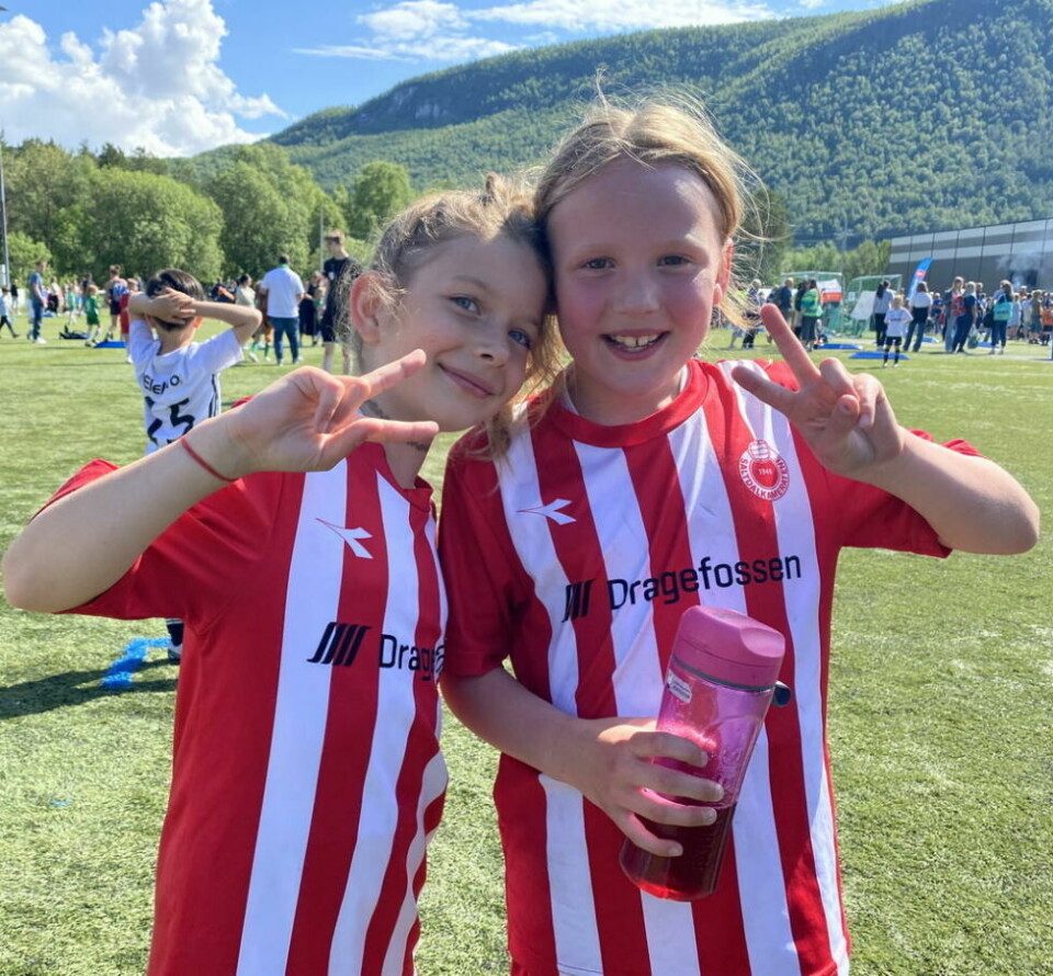 JUBEL. Sofia og Luna fra FKSK jubler etter seier i sin kamp. JUBEL. Sofia og Luna fra FKSK jubler etter seier i sin kamp. Foto: Jan Erling Håkonsen