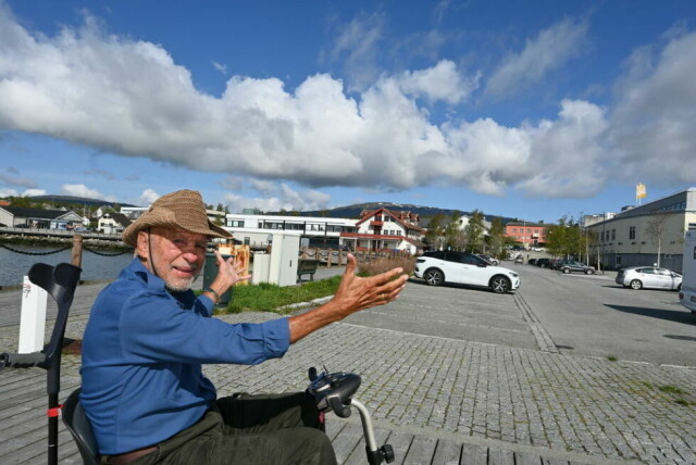 VIKTIG OG RIKTIG. Inge Karlsen er svært glad for at man bestemte seg for å beholde åpningen mellom Rådhuset og sjøen. VIKTIG OG RIKTIG. Inge Karlsen er svært glad for at man bestemte seg for å beholde åpningen mellom Rådhuset og sjøen. Foto: Stig Bjørnar Karlsen