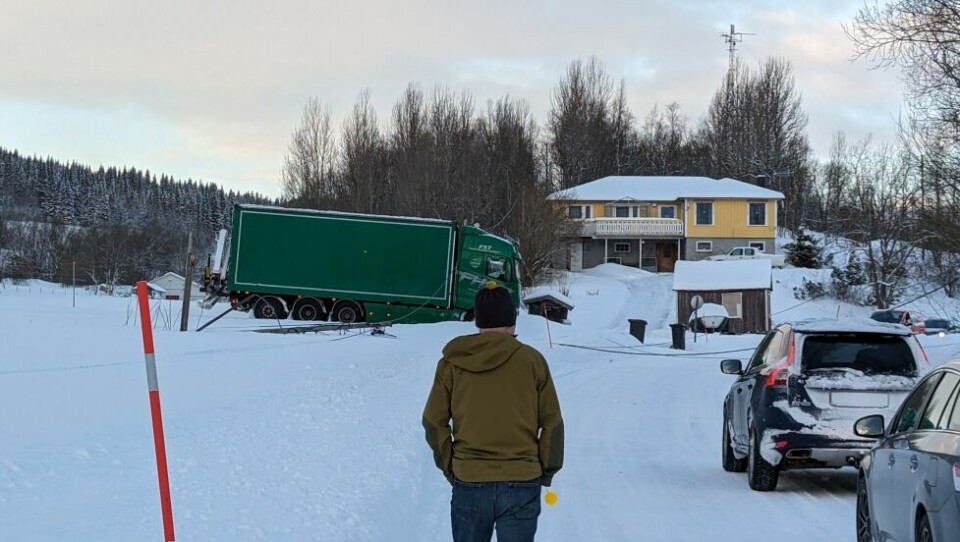PÅ VEIEN. Strømkablene ligger på veien etter stolpebruddet. PÅ VEIEN. Strømkablene ligger på veien etter stolpebruddet. Foto: Knut Arne Hjellvik