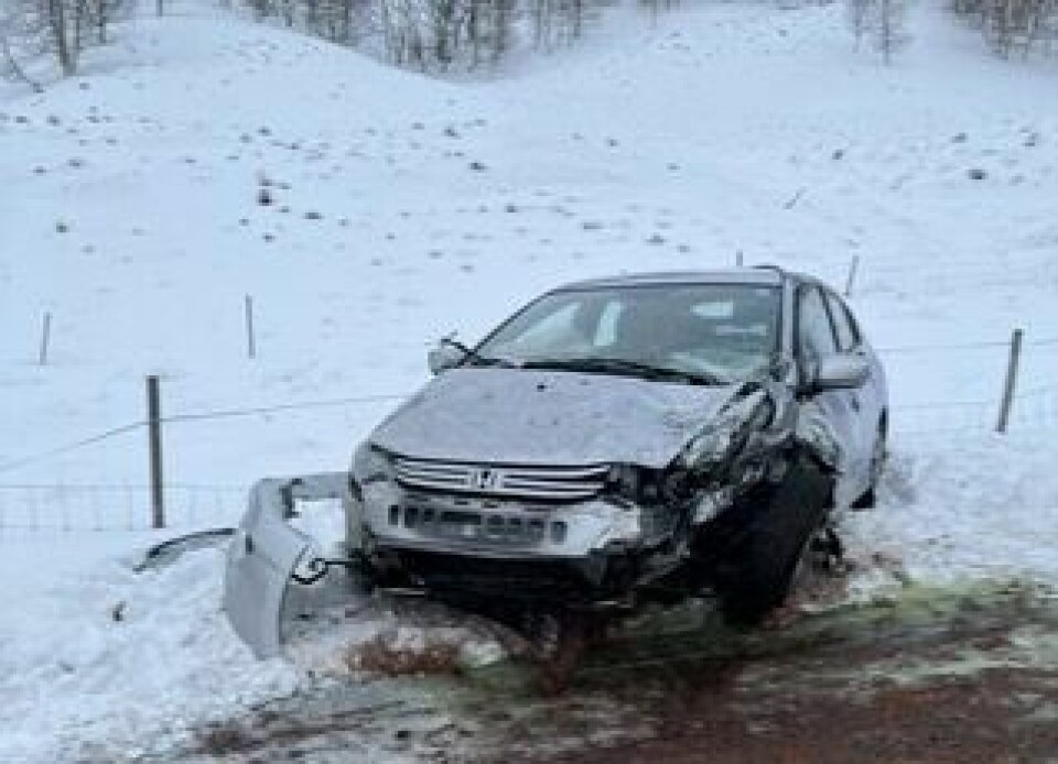 TIL LEGEVAKT. Én person er sendt til legevakt etter ulykken. TIL LEGEVAKT. Én person er sendt til legevakt etter ulykken. Foto: Politiet